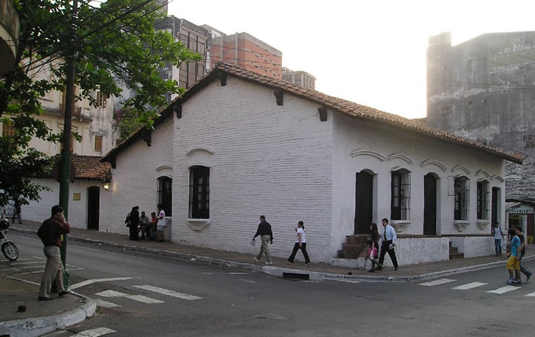 Casa de La Independencia (Assunção) - É uma casa construída em 1772 que funciona como museu, pois foi palco de conspirações que culminaram na independência do país em 1811.  Tem paredes de adobe e teto de telhas, em estilo colonial. 