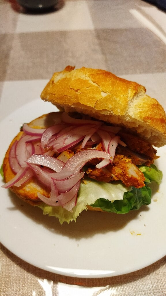 Esse lanche também tem adaptações com uso de carne de porco cozida, além da adição de alho e pimenta ají.