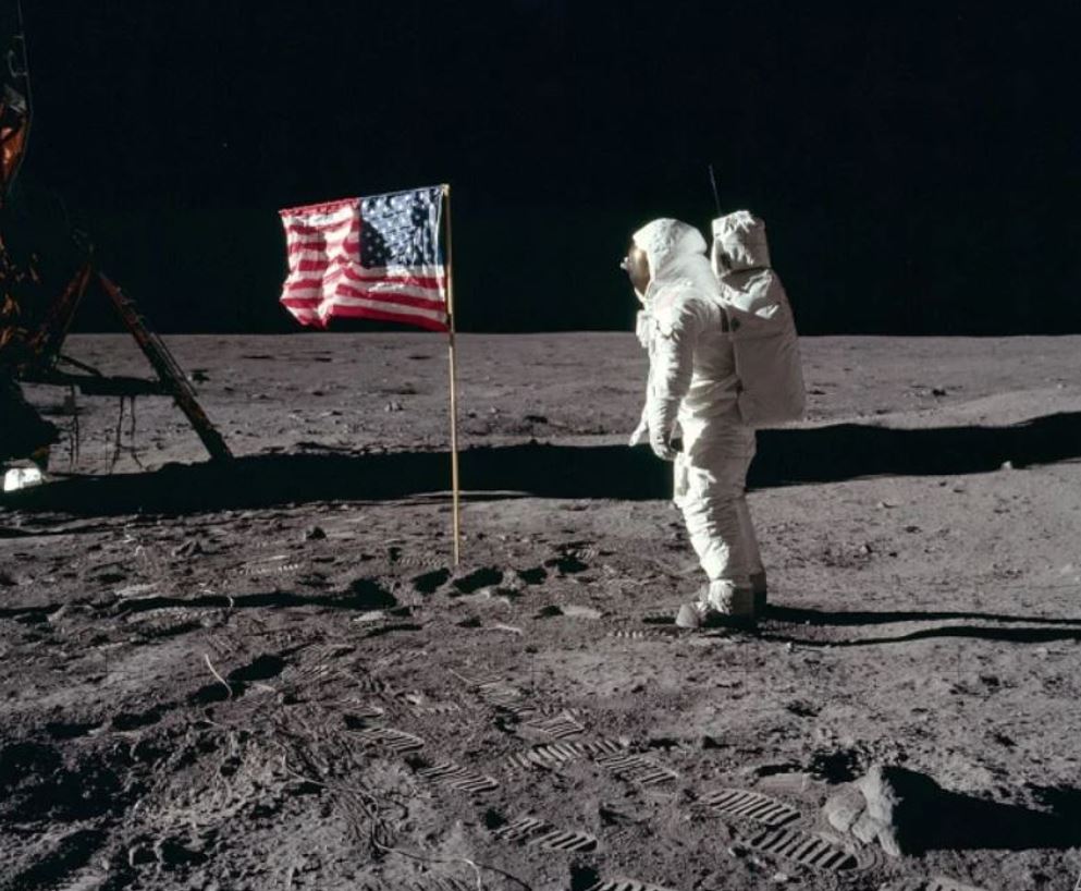 Nessa foto, Buzz Aldrin aparece diante da bandeira dos Estados Unidos, fincada na Lua.  Na mesma missão estavam Neil Armstrong, primeiro homem a pisar na Lua, e MIchael Collins, que não saiu da nave. 