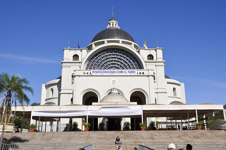 Caacupé - Cidade perto do Lago de Ypacaraí, que inspirou a música de mesmo nome cantada por Perla, cantora paraguaio-brasileira. Fica a 54 km de Paraguai, tem 56 mil habitantes e tem uma bela basílica. 