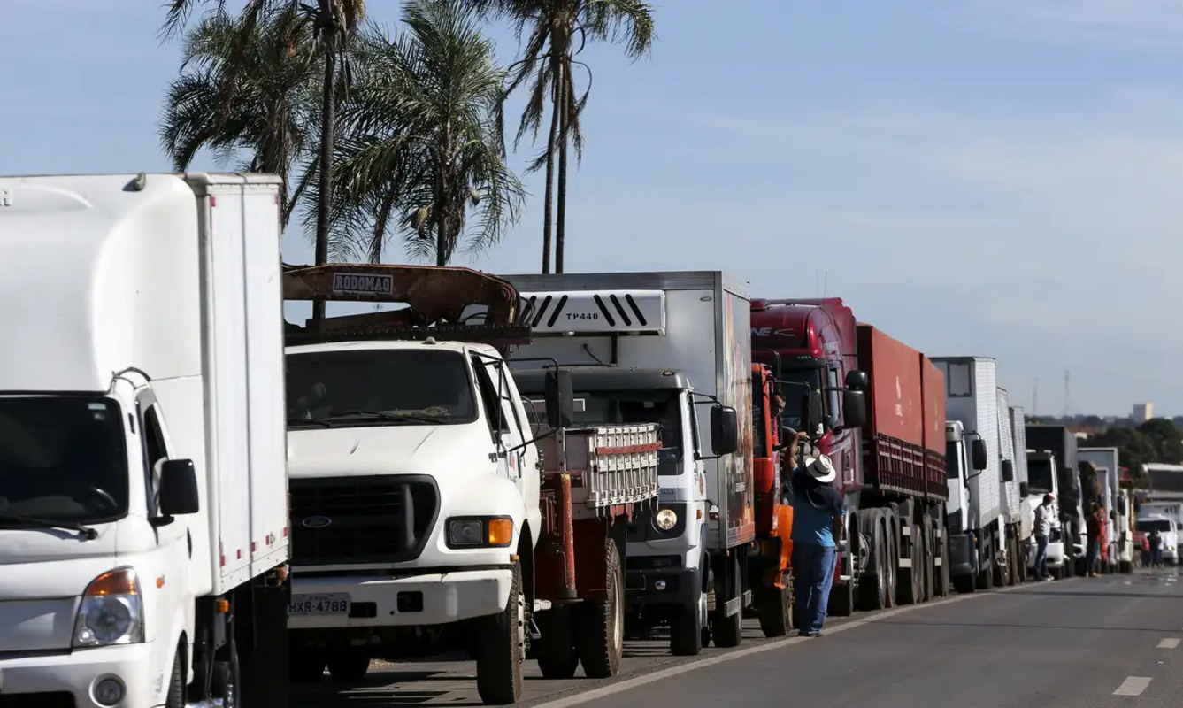 Um dos problemas citados  é o excesso de peso no transporte de cargas, com alguns caminhões trafegando com toneladas acima do limite permitido. 