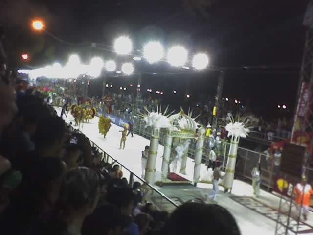 Encarnación também tem o carnaval mais popular do Paraguai , com desfile de foliões e alegorias, supermovimentado. 