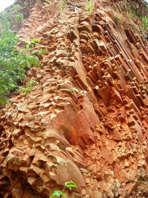 Areguá - A cidade abriga o Cerro Koi, monumento natural de formações geológicas de pedra arenisca hexagonal, sem igual na América Latina. Declarado Monumento Natural em 1993. 