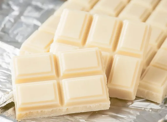 NÃ£o Ã© chocolate: Adorado por alguns e odiado por muitos, o chocolate branco na verdade nÃ£o Ã© considerado chocolate. Isso porque ele contÃ©m apenas manteiga de cacau, aÃ§Ãºcar e leite, ou seja, nÃ£o leva cacau em sua receita.-wikimedia creative commons