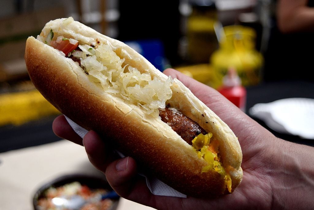 Também é popular no Uruguai e no Rio Grande do Sul, onde recebe o nome de salchipão. A tradição é assar o salsichão na churrasqueira e depois colocá-lo no pão para ser consumido. Algumas variações ainda podem acrescentar manteiga, uma pasta feita de alho, alface, tomate e queijo. 