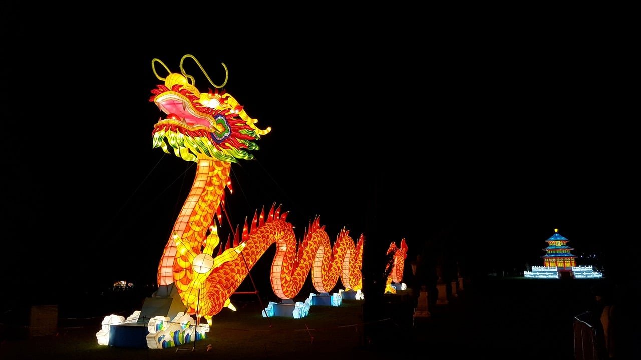 Os chineses também preparam grandes danças, com fantoches gigantes e carros alegóricos, com destaque para figuras míticas, como os dragões.  
