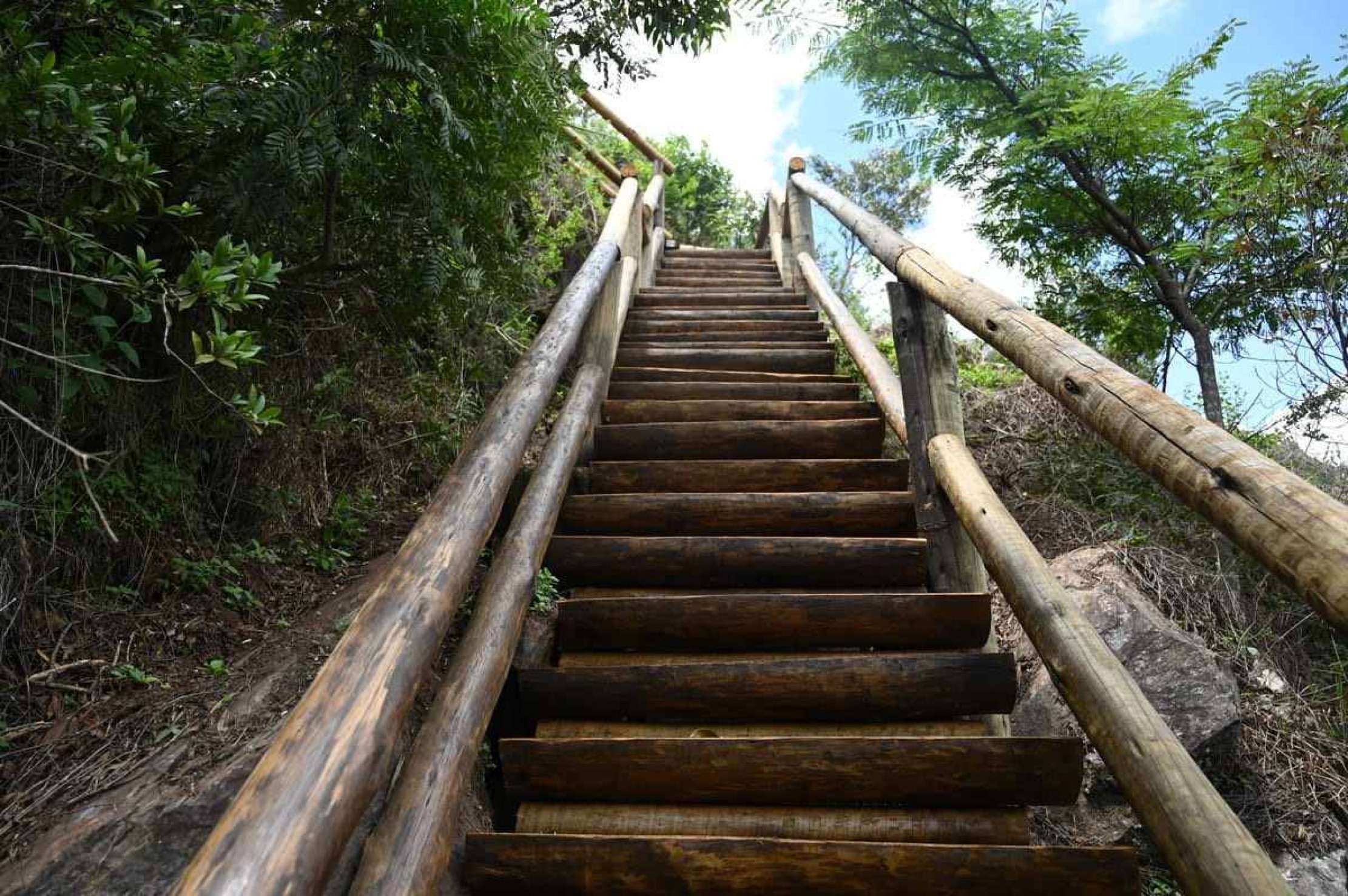 Travessia da Trilha da Crista a partir do Parque das Mangabeiras começa em uma escadaria - que foi revitalizada recentemente