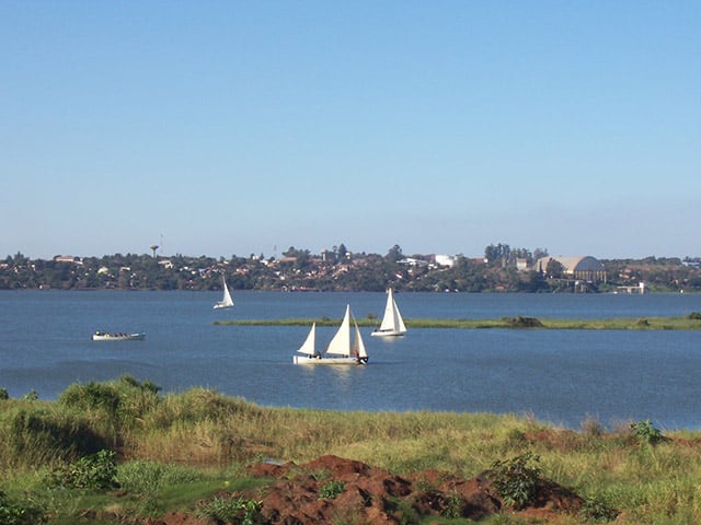 Encarnación é um importante polo comercial e industrial e se liga à cidade de Posadas, na Argentina, pela ponte rodoviária e ferroviária San Roque González de Santa Cruz, sobre o rio Paraná. 