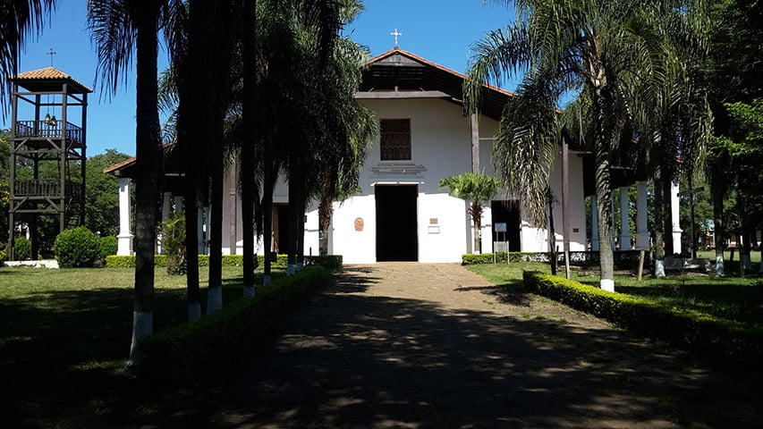 Yaguarón - Cidade com 27 mil habitantes, é a terra natal de José Gaspar Francia, um dos responsáveis pela independência do país. Tem cavernas, museus e igrejas que expõem o estilo do Paraguai na época da libertação. Destaque para a Igreja San Buenaventura, com detalhes em madeira e desenhos.  