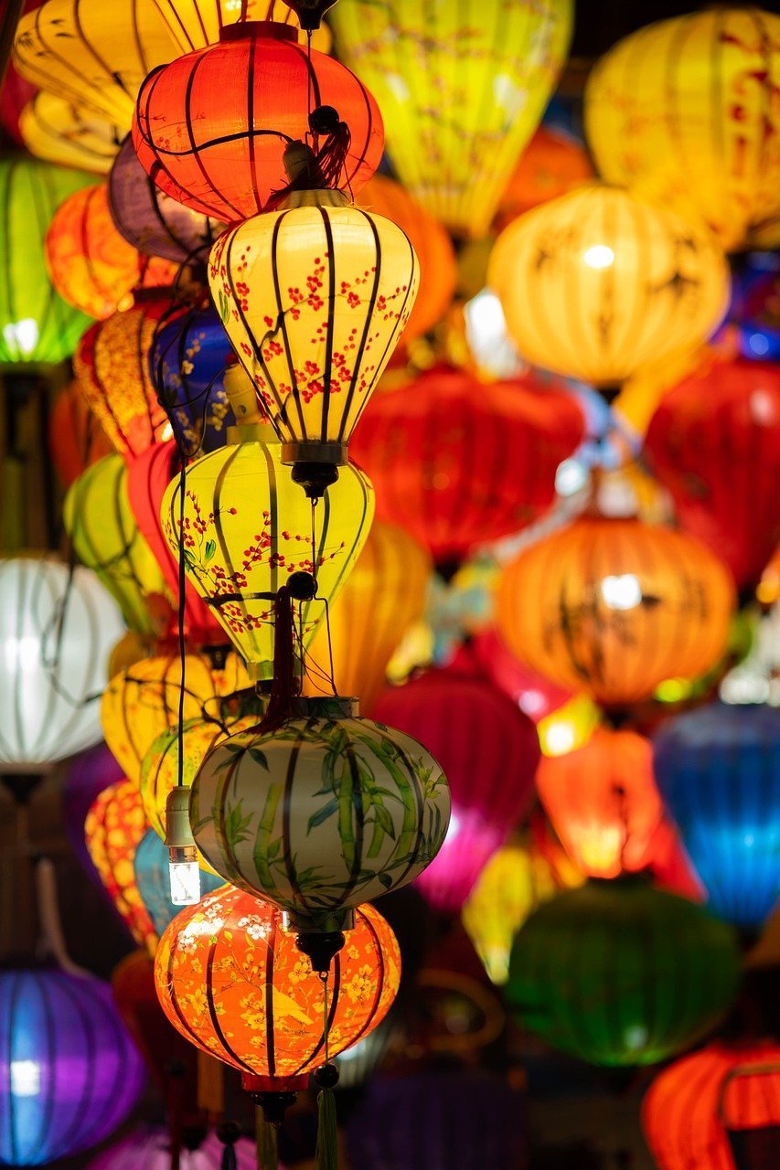 Na noite da virada, as famílias ficam acordadas para a comemoração. E é comum o uso de lanternas na iluminação. Um festival de luz que embeleza as ruas.