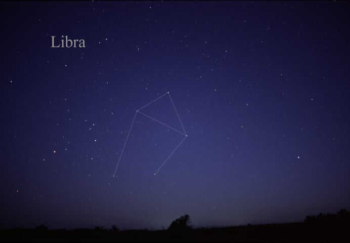 Libra (23/9 a 22/10) - Elemento ar. Marca o equinócio da outono no hemisfério norte e da primavera no hemisfério sul. Características: conciliação, elegância, harmonia, paz, receptividade, simpatia.