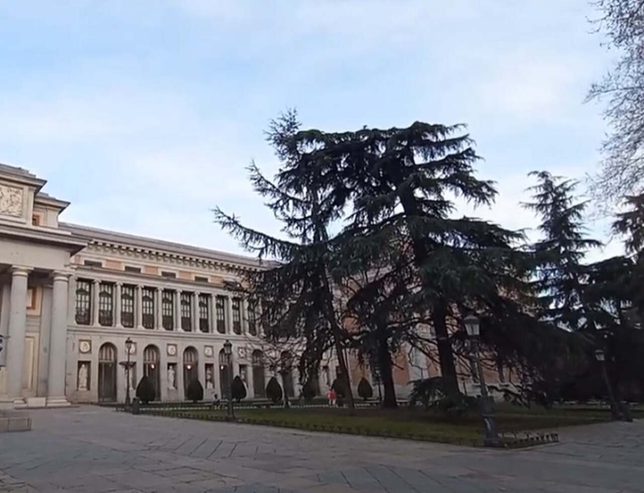 O Museu do Prado tem sido um pilar da cultura e educação artística em Madri desde a sua inauguração. Projetado por Juan de Villanueva, o edifício original foi criado como Gabinete de Ciências Naturais, mas, ao longo do tempo, tornou-se um centro dedicado à quadros e artes visuais.
