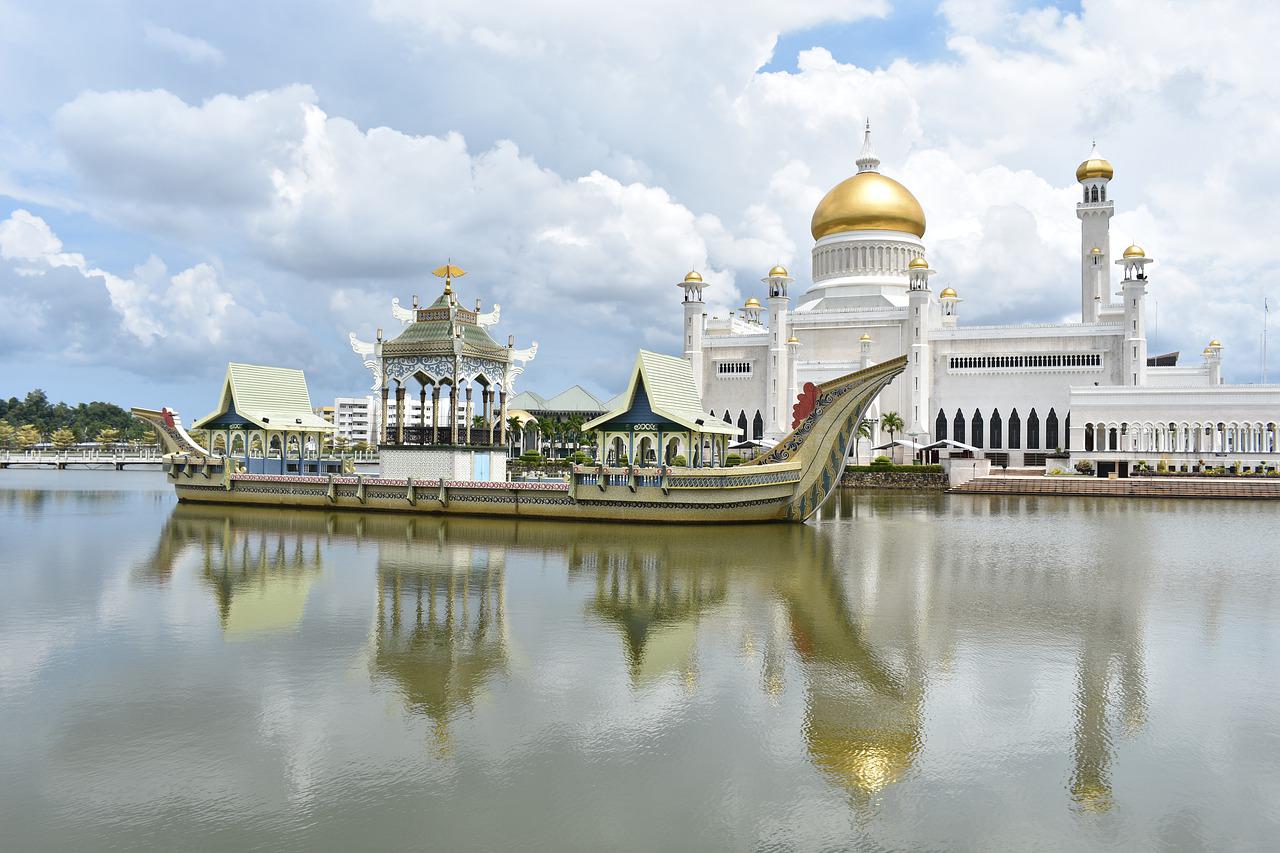 Alguns países que adotam esse veto às bebidas alcoólicas são  Bangladesh, Brunei (foto), Iêmen, Índia, Irã e Qatar, todos na Ásia.