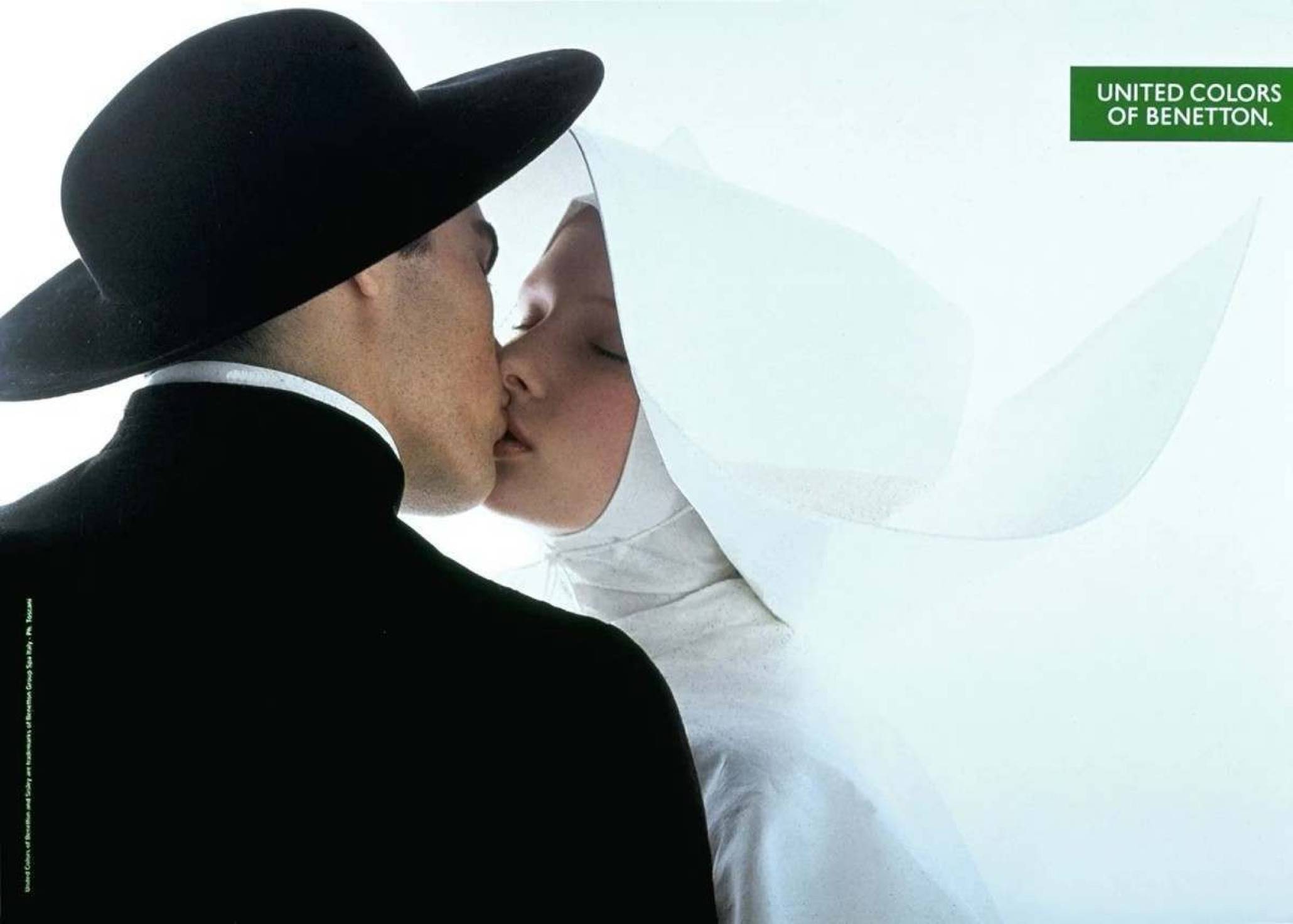 Foto de padre e freira se beijando na campanha publicitária da Benneton, criada por Oliviero Toscani