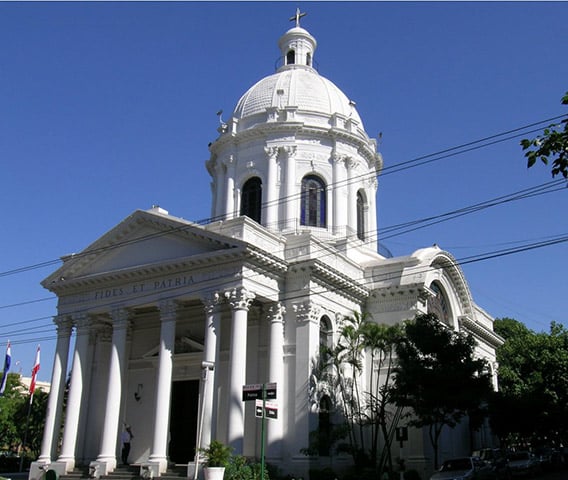 Panteón de Los Heroes (Assunção) - Sua construção começou em 1863, como templo católico, mas a obra parou durante a Guerra do Paraguai. Em 1929, o trabalho foi retomado e a igreja foi inaugurada em 1936, tendo também uma função de panteão (mausoléu), com restos mortais de heróis nacionais.  