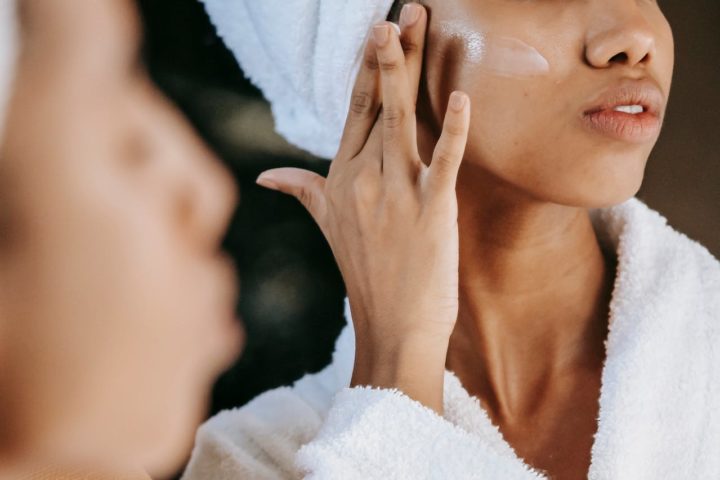 Chocolate ou remédio: A indústria do chocolate e a indústria de cosméticos competem pelo cacau. O fruto tem substâncias que são boas para a pele e é usado em cremes hidratantes, sabonetes, máscaras faciais e produtos para o cabelo.-pexels Sora Shimazaki