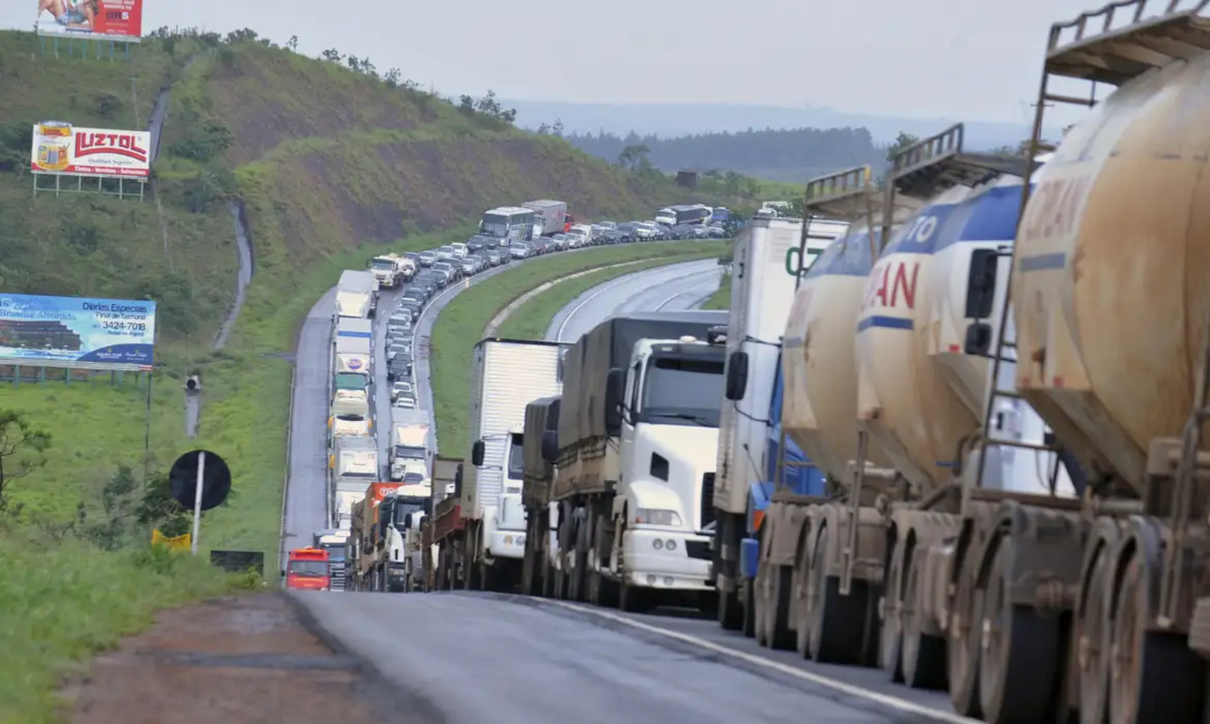 A malha rodoviária brasileira é responsável por escoar 75% da produção do Brasil, seguida de longe pelo modais marítimo (9,2%), aéreo (5,8%) e ferroviário (5,4%). 