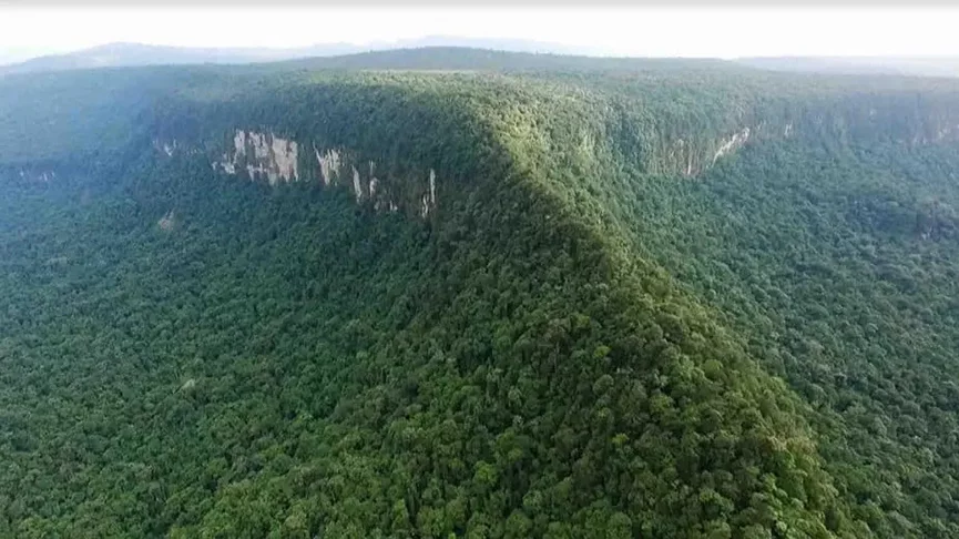 Monte Caburaí: É o ponto mais ao norte do Brasil. 