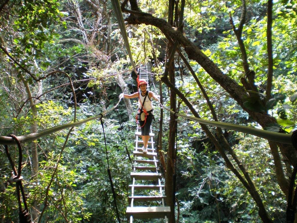 O Salto também atrai quem gosta de praticar snorkel, escalada, caminhada e rapel. Com proteção, é possível caminhar por trilhas entre as árvores. 