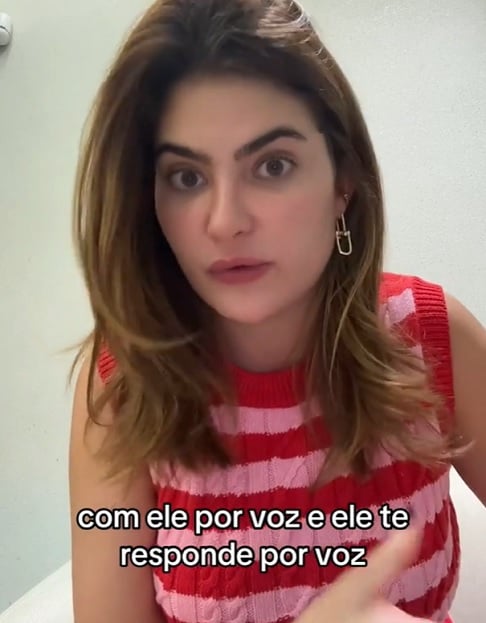 Segundo a influencer, ela configurou o sistema para reconhecer comandos de voz e responder em português, criando uma experiência similar a uma conversa.