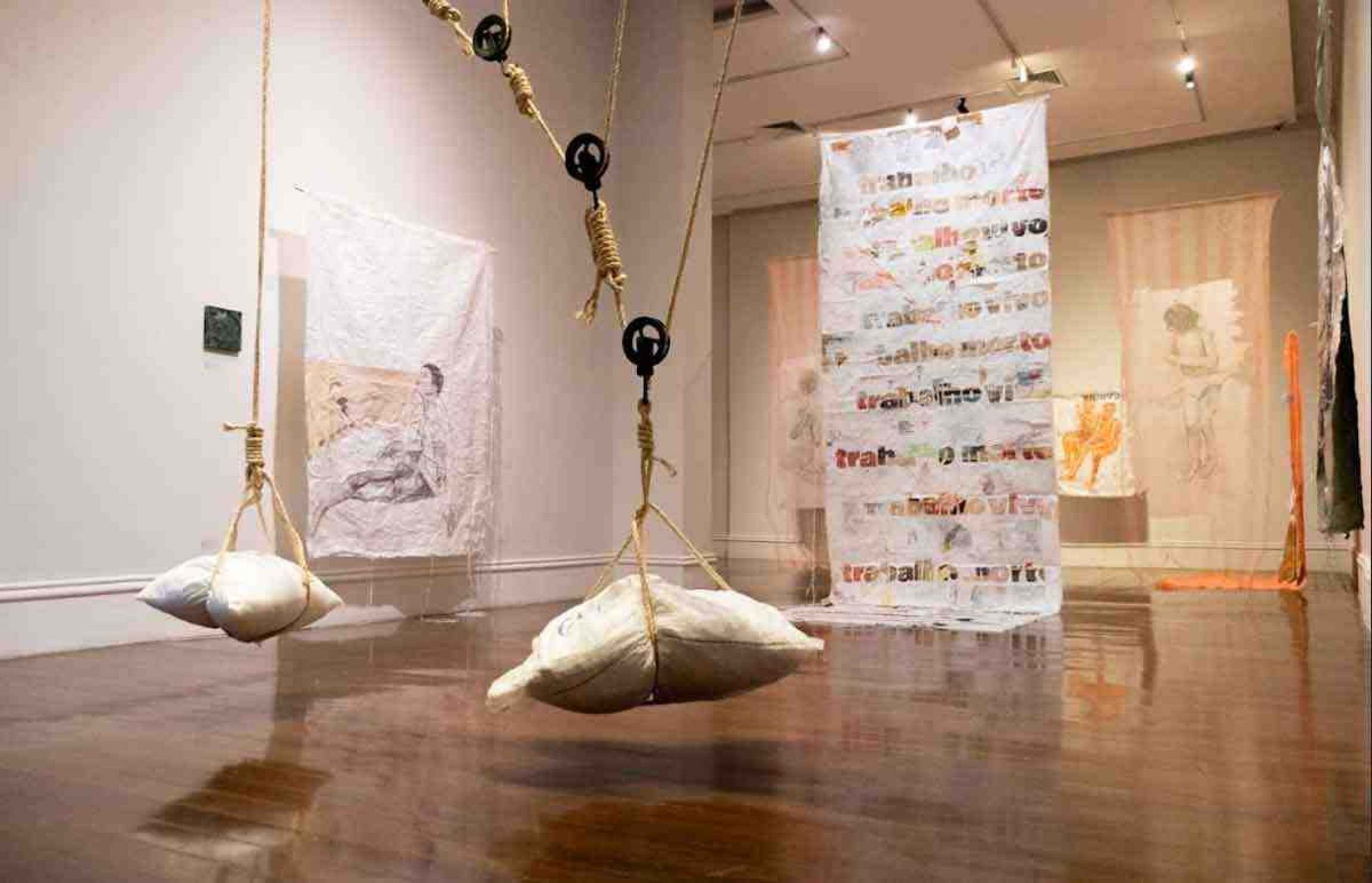 A relação entre o trabalho e o tempo é central no trabalho de Luiza Poeiras, em cartaz no Museu de Artes e Ofícios