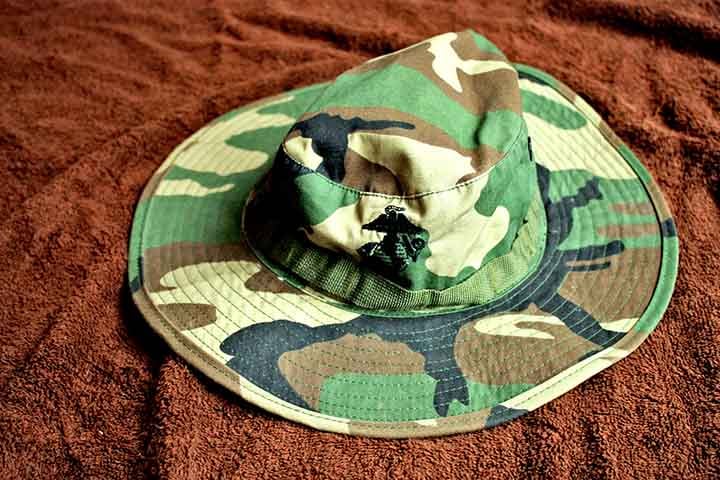 O boonie hat é um chapéu de lona com aba larga, projetado para proteção contra o sol e a chuva. Comumente utilizado por militares e aventureiros, ele é popular em ambientes tropicais e durante atividades ao ar livre.