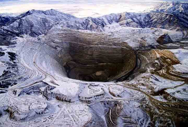 Grasberg é a terceira maior mina de cobre do mundo, porém também trabalha com ouro. Está localizada na província Indonésia de Papua, na parte ocidental da Nova Guiné, a poucos quilômetros a oeste de Puncak Jaya, o pico mais alto da Oceania. 