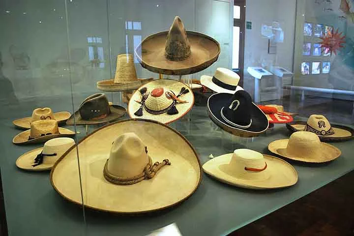 O sombrero mexicano é um chapéu de palha com uma aba larga, projetado para proteger do sol intenso. Ele é um símbolo da cultura mexicana e frequentemente usado durante festivais e celebrações tradicionais