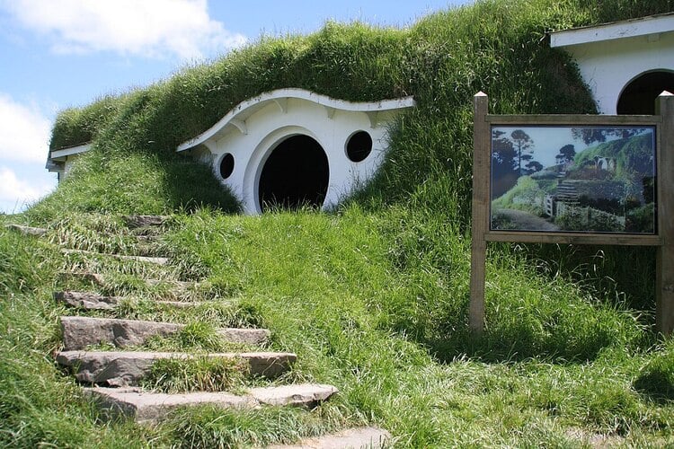 Agora a visitação dentro das “Tocas de Hobbit” passou a fazer parte do roteiro de turismo de Hobbiton. 