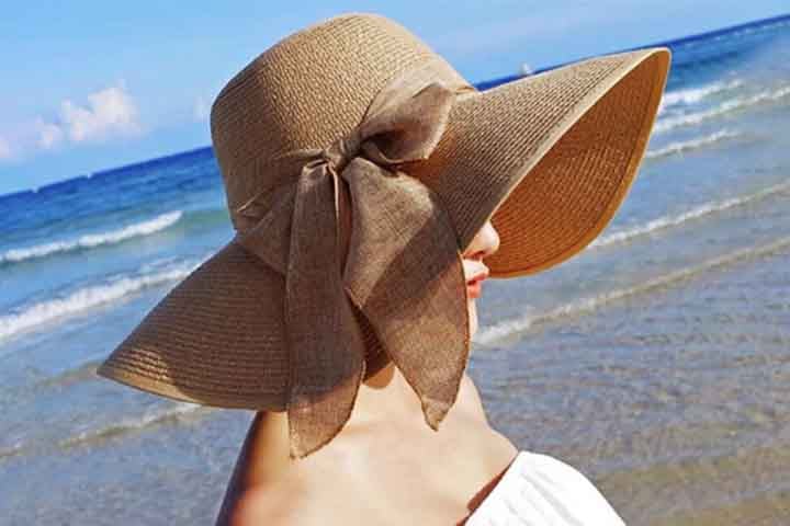 O chapeau de paille, ou chapéu de palha francês, é uma opção leve e elegante para o verão. Comumente utilizado em festas ao ar livre e picnics, ele é um item de moda popular na França e em outros países europeus.