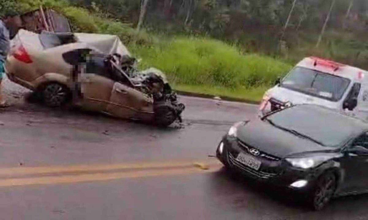 Carro bate de frente com caminhão e deixa cinco mortos  -  (crédito: Divulgação)