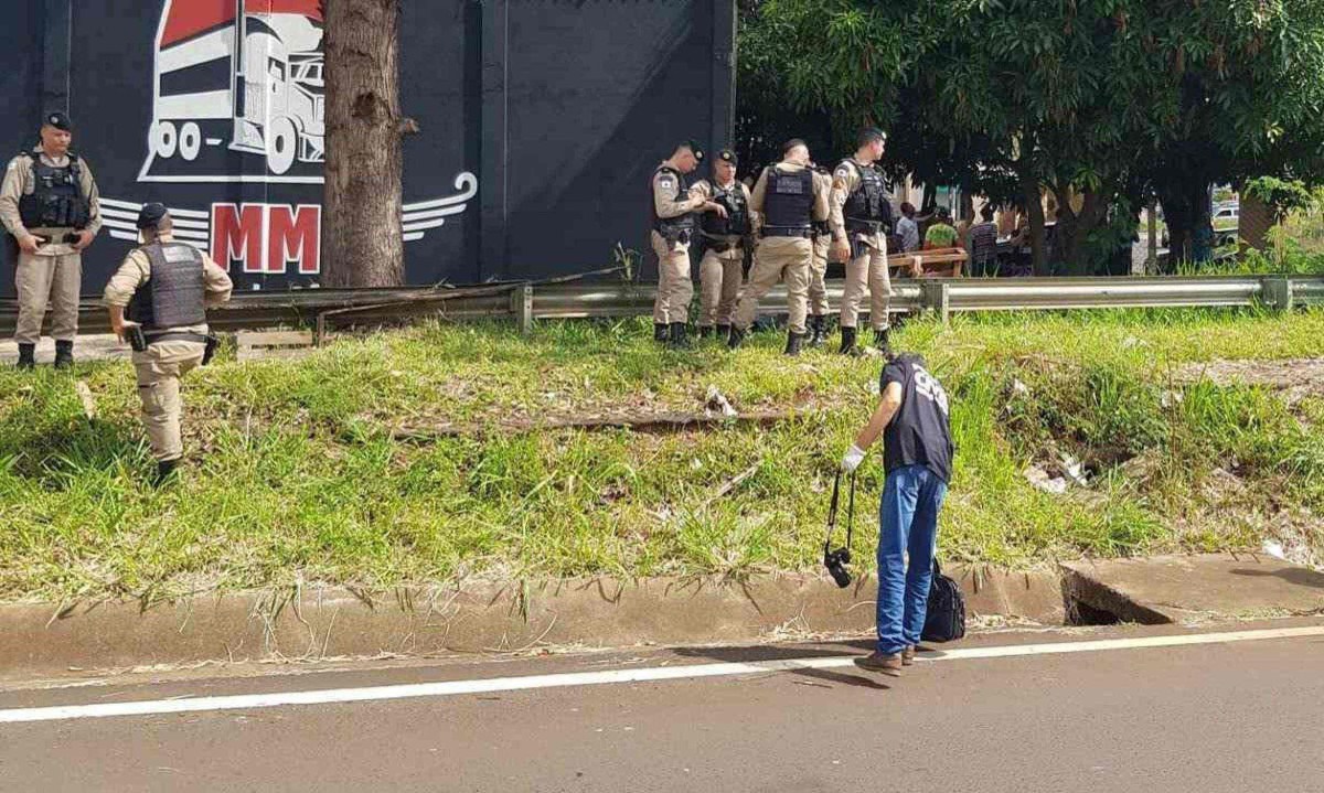 O homem foi localizado morto em uma rua do Bairro Parque das Américas -  (crédito: PMMG/Divulgação)