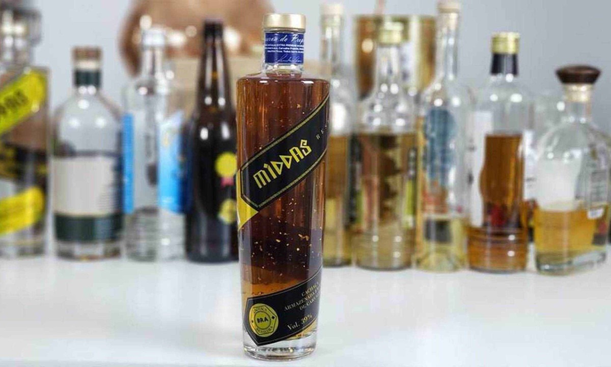 Middas Cachaça dos Proprietários é a primeira bebida feita por Inteligência Artificial -  (crédito: Middas/Divulgação)