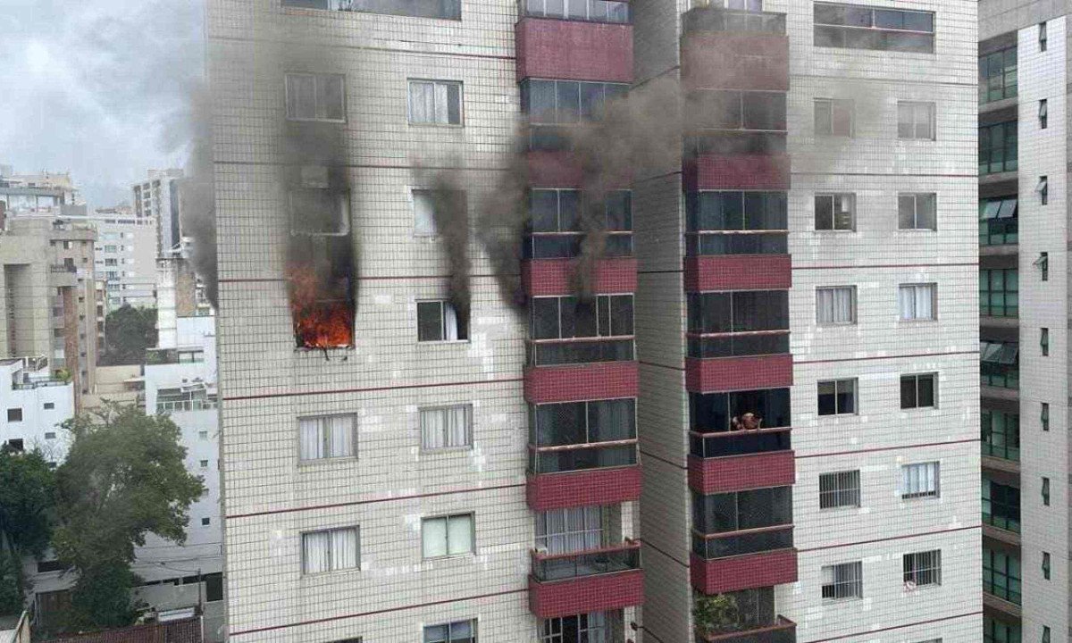 Incêndio teria começado em um ar-condicionado instalado em um dos quartos do aparamento no bairro Carmo, Região Centro-Sul de BH -  (crédito: Divulgação/CBMMG)