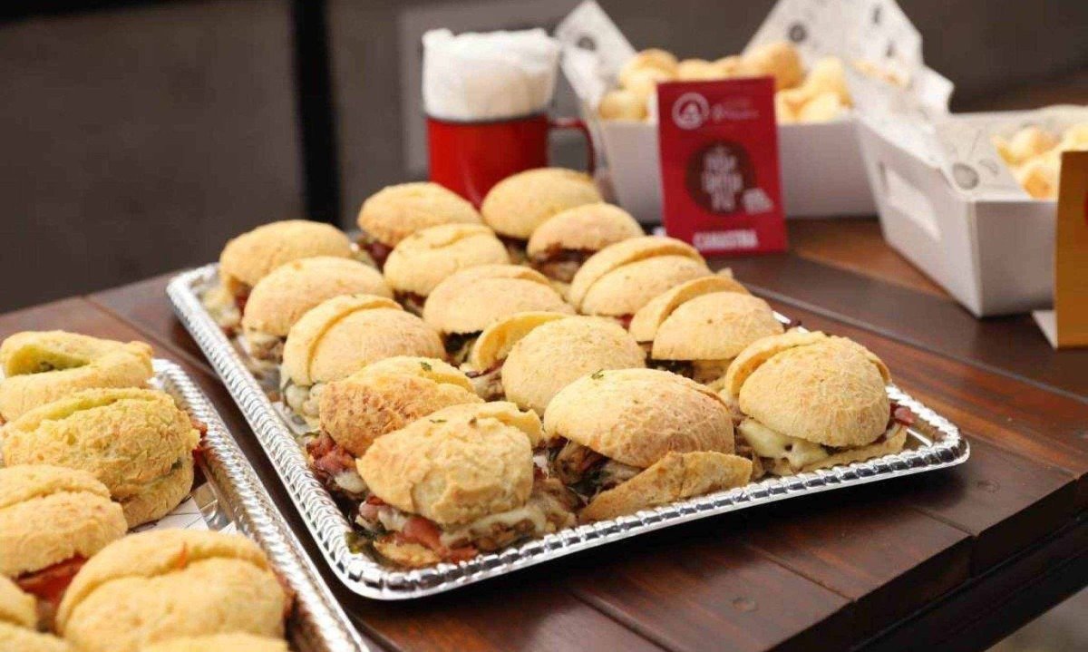 Pães de queijo recheados feitos com Queijo Minas Artesanal são carro-chefe em A Pão de Queijaria -  (crédito: Léo Bicalho/Divulgação)