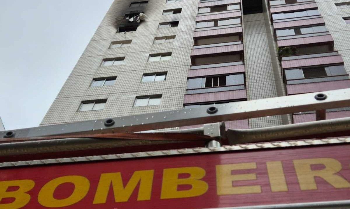 O inc&ecirc;ndio atingiu um apartamento do 12&deg; andar do edif&iacute;cio Danton  -  (crédito: Jair Amaral / E.M / D.A Press)