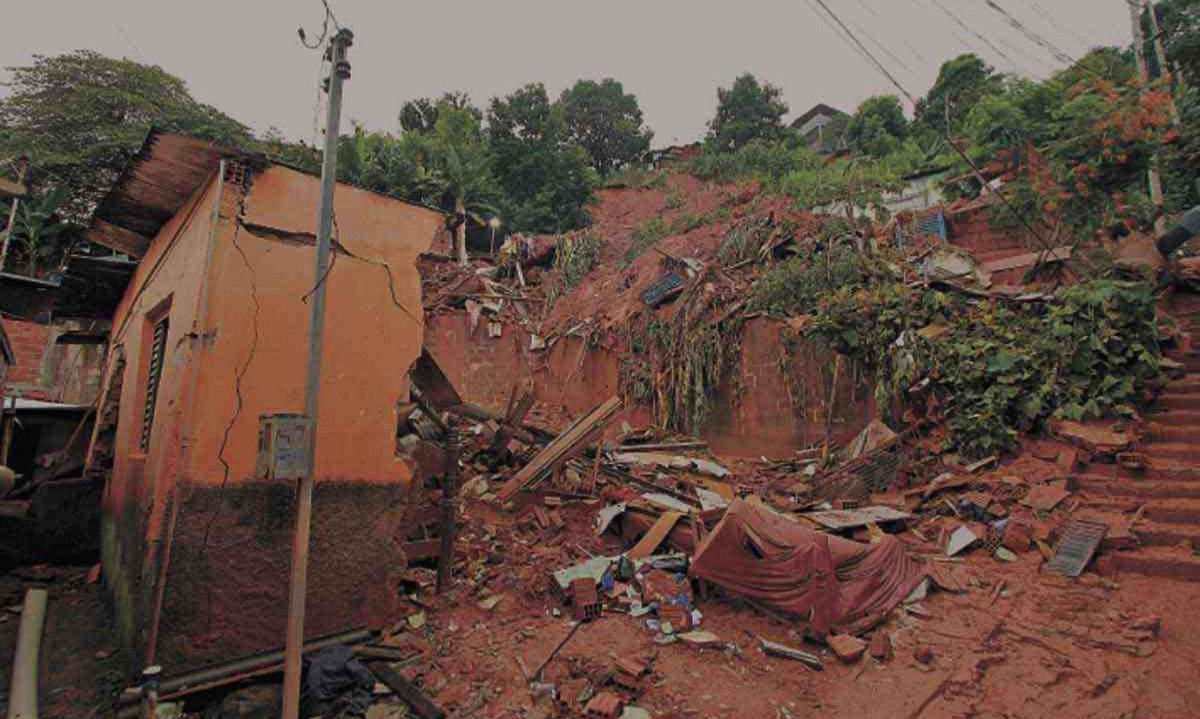 Área onde foram encontrados os corpos de cinco das 10 pessoas que morreram nos deslizamentos da cidade: segurança das casas no entorno preocupa moradores -  (crédito: Edésio Ferreira/EM/D.A Press)