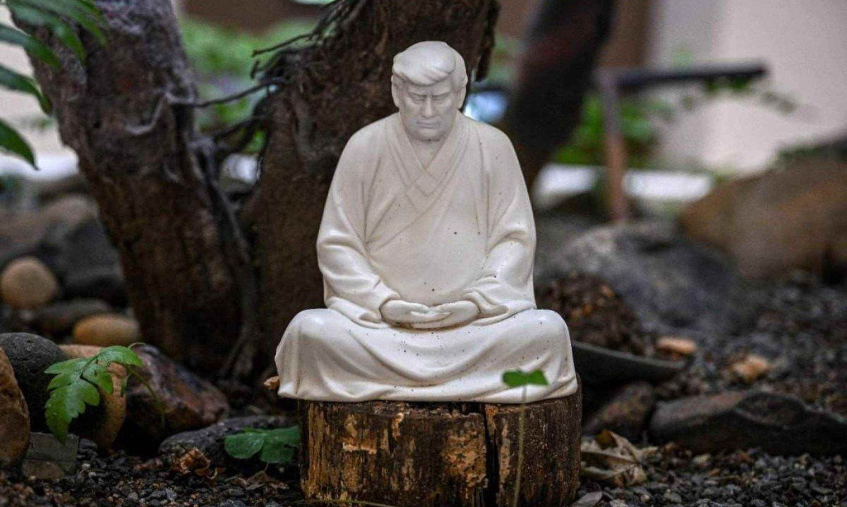 Imagens de Trump em pose de meditação similar a de Buda estão fazendo sucesso na China -  (crédito: Jade GAO / AFP)