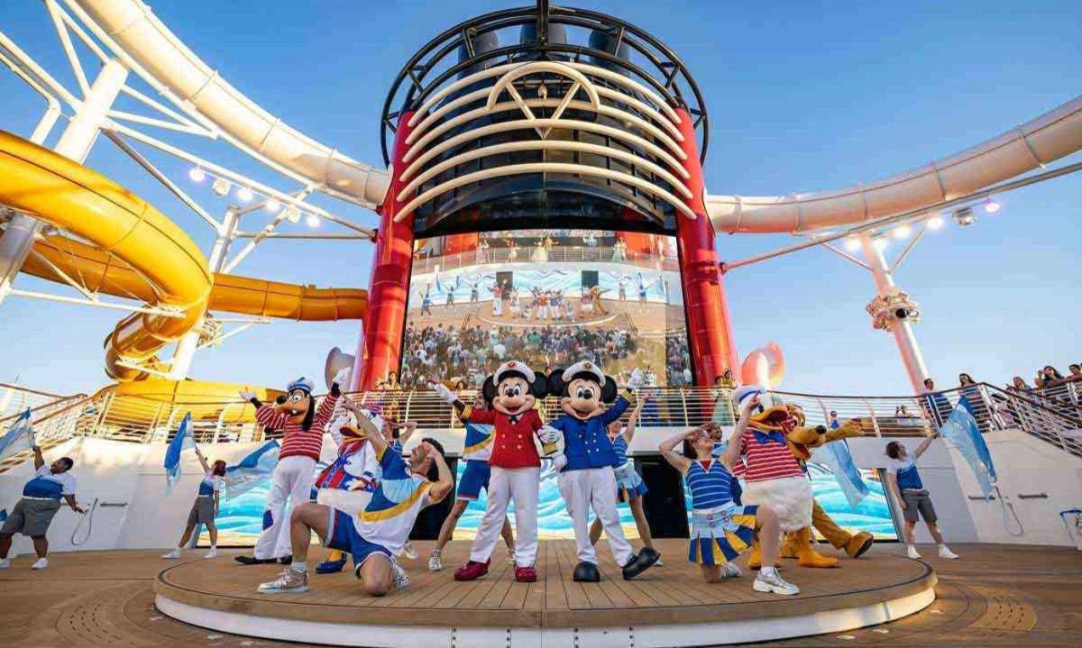 Os personagens clássicos criados por Walt Disney anfitrionam festas em vários espaços do Treasure, como o Funnel Vision, que conta com telão -  (crédito: DISNEY CRUISE LINE/DIVULGAÇÃO)