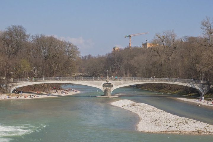 A história conta que, em sua busca por expandir seus domínios e controlar o lucrativo comércio de sal na região, Henrique decidiu construir uma ponte sobre o rio Isar. 