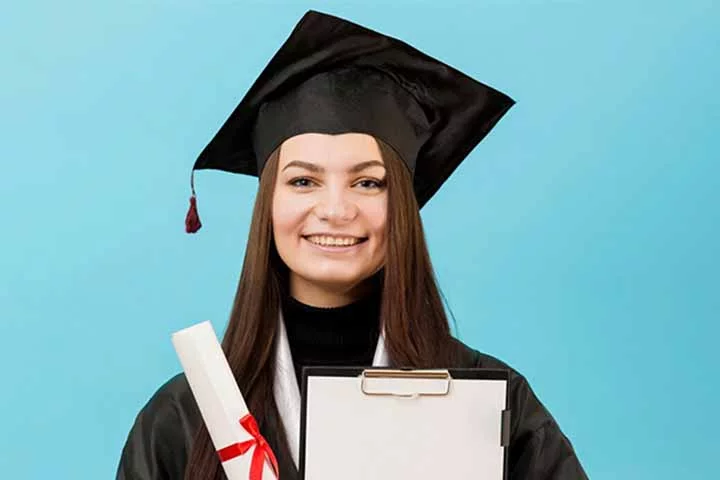 O chapéu de formatura, ou mortarboard, é feito de feltro, com uma base quadrada e um tassel, usado em cerimônias de graduação. Este chapéu simboliza a conquista acadêmica e é um item tradicional em cerimônias de várias instituições ao redor do mundo.