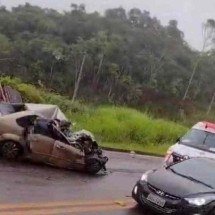 Carro de passeio bate de frente com caminhão e motorista morre na BR-040 - Divulgação