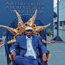  Milton Nascimento vai à Portela, todo sorridente, vestido de azul e branco - Instagram/reprodu&ccedil;&atilde;o