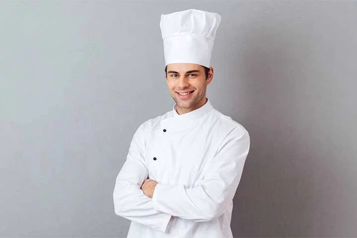 O chapéu de cozinheiro, ou toque, é um acessório tradicional feito de algodão ou poliéster, caracterizado por sua altura e forma tubular. Usado por chefs e cozinheiros em restaurantes, ele simboliza profissionalismo e higiene na cozinha, além de ajudar a manter os cabelos fora do rosto durante o preparo de alimentos.