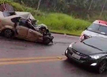 Carro bate de frente com caminhão e deixa cinco mortos  -  (crédito: Divulgação)