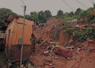 Área onde foram encontrados os corpos de cinco das 10 pessoas que morreram nos deslizamentos da cidade: segurança das casas no entorno preocupa moradores -  (crédito: Edésio Ferreira/EM/D.A Press)