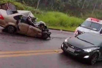 Carro bate de frente com caminhão e deixa cinco mortos  -  (crédito: Divulgação)