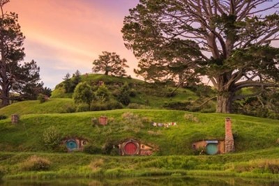 Um dos cenÃ¡rios usados nas filmagens de 'O Senhor dos AnÃ©is' existe de verdade. O lugarejo de Hobbiton fica na Nova ZelÃ¢ndia e, no comeÃ§o, era apenas um local onde a produÃ§Ã£o erguia fachadas para o filme, que eram desmontadas em seguida.  -  (crédito: DivulgaÃ§Ã£o)