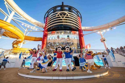 Os personagens clássicos criados por Walt Disney anfitrionam festas em vários espaços do Treasure, como o Funnel Vision, que conta com telão -  (crédito: DISNEY CRUISE LINE/DIVULGAÇÃO)