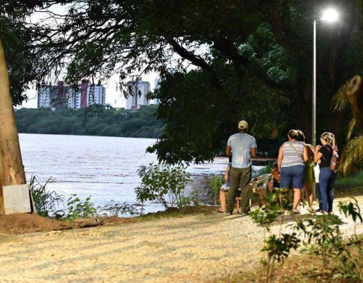 Moradores do Bairro São Pedro observando o Rio Doce depois de receberem o alerta da Defesa Civil
 -  (crédito: Juninho Nogueira Divulgação)